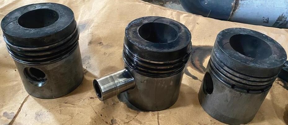 Real photograph of the modified hemispherical piston-top bowl